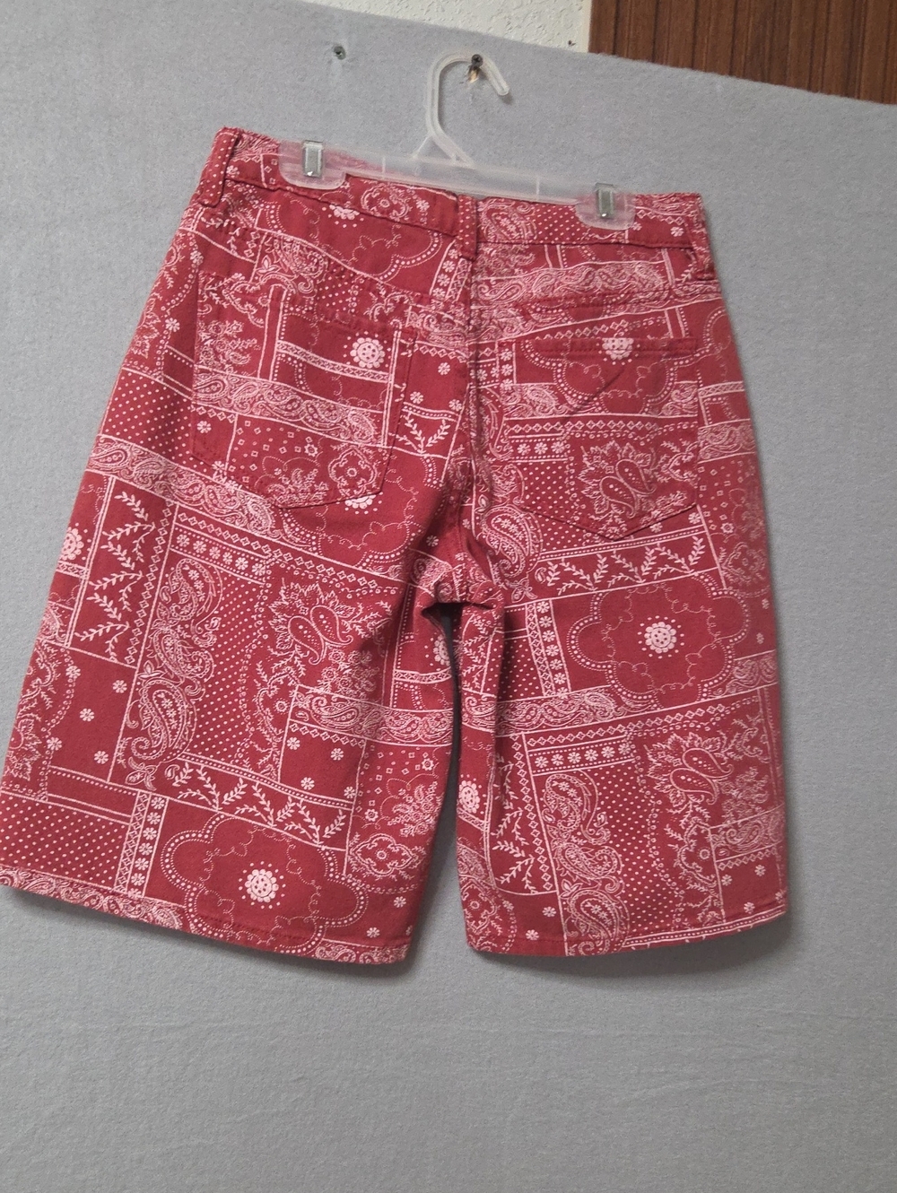 Women's Cali 1850 Paisley Print Denim Shorts Red White Size 26 - Picture 4 of 5